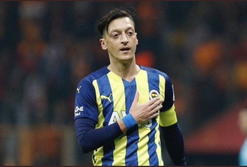 Sen Dünyanın en büyük takımlarına gidebilecekken tuttuğun takım Fenerbahçe’ye gel, Önüne 1 tane adam gibi forvet bile alınmasın, İyi oynarken bile seni kesen önünü kesen hoca versinler başına, yetmedi birde 9 gol attığın sezonda suçlu ilan edil. 
Özür dileriz @MesutOzil1088