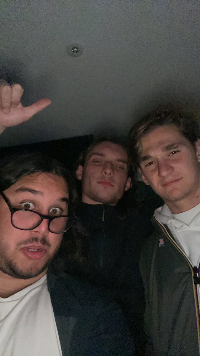 brigato_2a's tweet photo. Très bonne soirée avec les copains #copain #soirée #lucas #antoinedo #pierreoutues? #barmathieu #love https://t.co/glgBS2DPYp