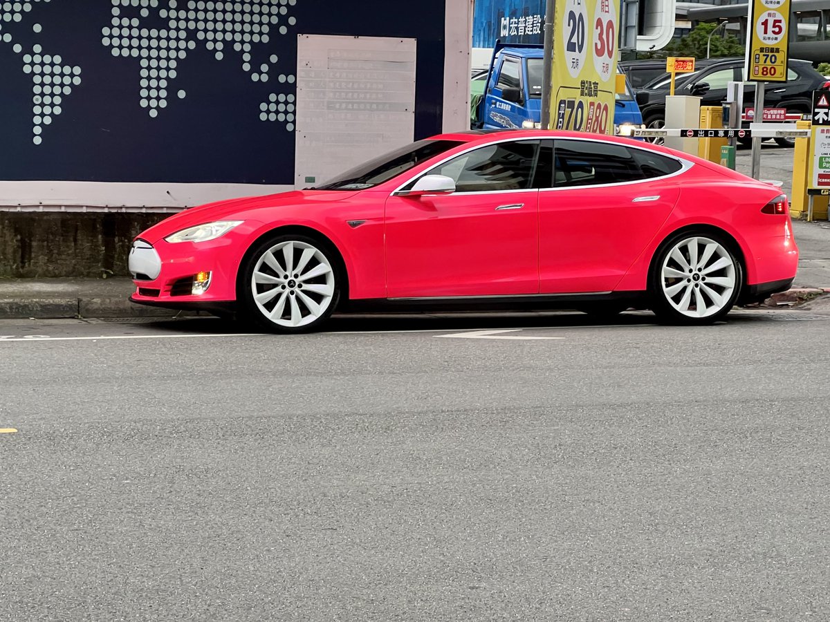 RussEngle's tweet photo. Hot paint on classic #tesla #models in Taipei Zhongshan District @tesla ⁦@teslacn⁩ ⁦@TeslaMotorsClub⁩ ⁦@teslaownersSV⁩ car of the day? https://t.co/yW3lZmqcI7