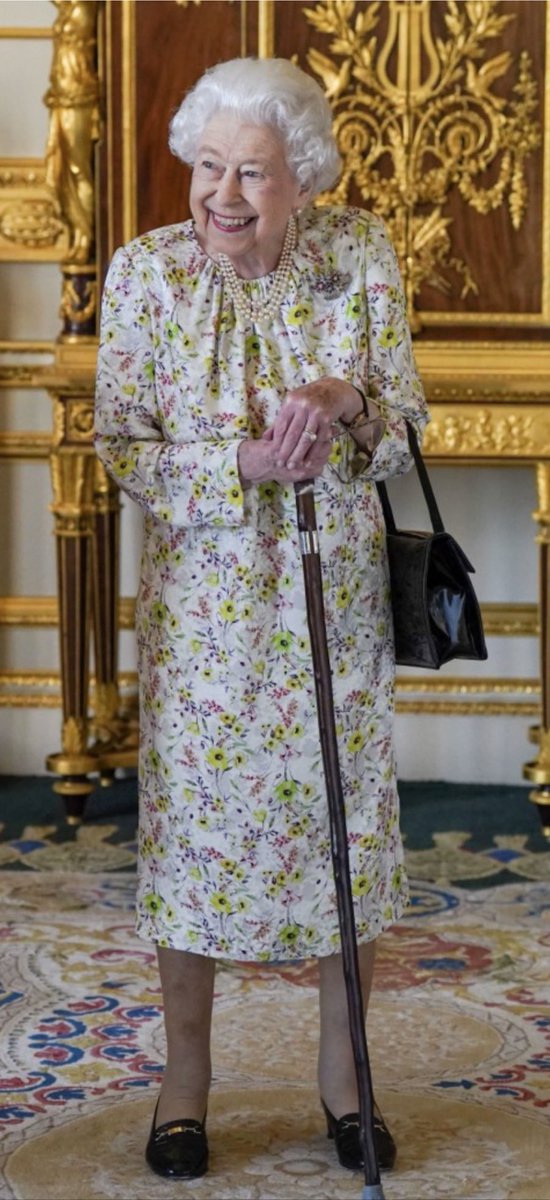 RE_DailyMail's tweet photo. Glorious new images of the Queen looking in encouragingly good spirits as she views a selection of artefacts from the firm Halcyon Days to commemorate their 70th Anniversary. 
She viewed a selection of the Royal Warrant holder’s hand-decorated enamelware 📸 Press Association https://t.co/y7yF9pG6kF