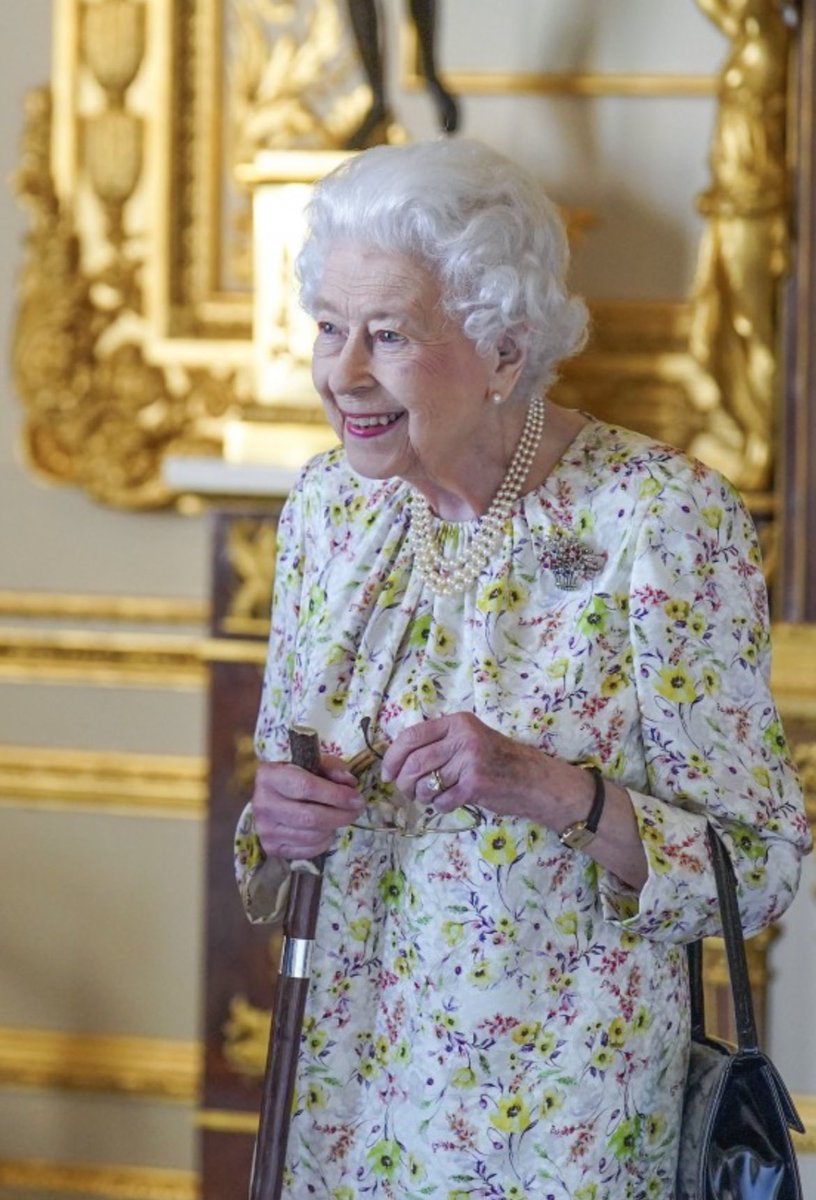 RE_DailyMail's tweet photo. Glorious new images of the Queen looking in encouragingly good spirits as she views a selection of artefacts from the firm Halcyon Days to commemorate their 70th Anniversary. 
She viewed a selection of the Royal Warrant holder’s hand-decorated enamelware 📸 Press Association https://t.co/y7yF9pG6kF