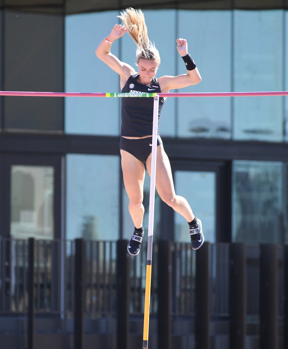 RazorbackTFXC's tweet photo. 2022 Texas Relays | W Pole Vault

3) 13-11.25 (4.25) Amanda Fassold
=6) 13-7.25 (4.15) Mackenzie Hayward
=9) 13-1.5 (4.00) Kaitlyn Banas https://t.co/RNU6UR8EZ0