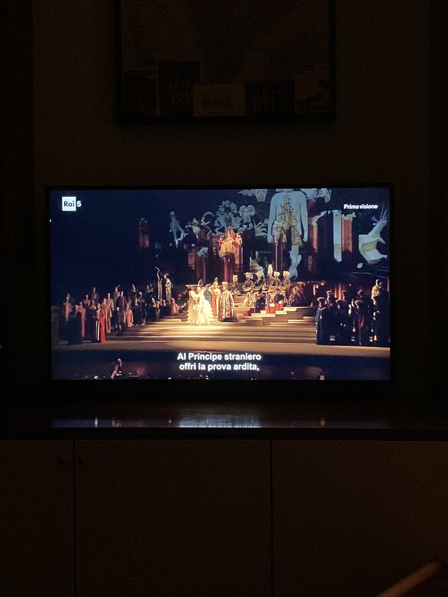 Stasera su RAI5 danno #Turandot di Puccini, diretta da direttrice d’orchestra #ucraina #oksanalyniv con i costumi del dissidente #cinese #aiweiwei presentata in questi giorni al Teatro dell’opera di #Roma. Per un attimo mi è sembrato di avere una vita normale, solo per un attimo