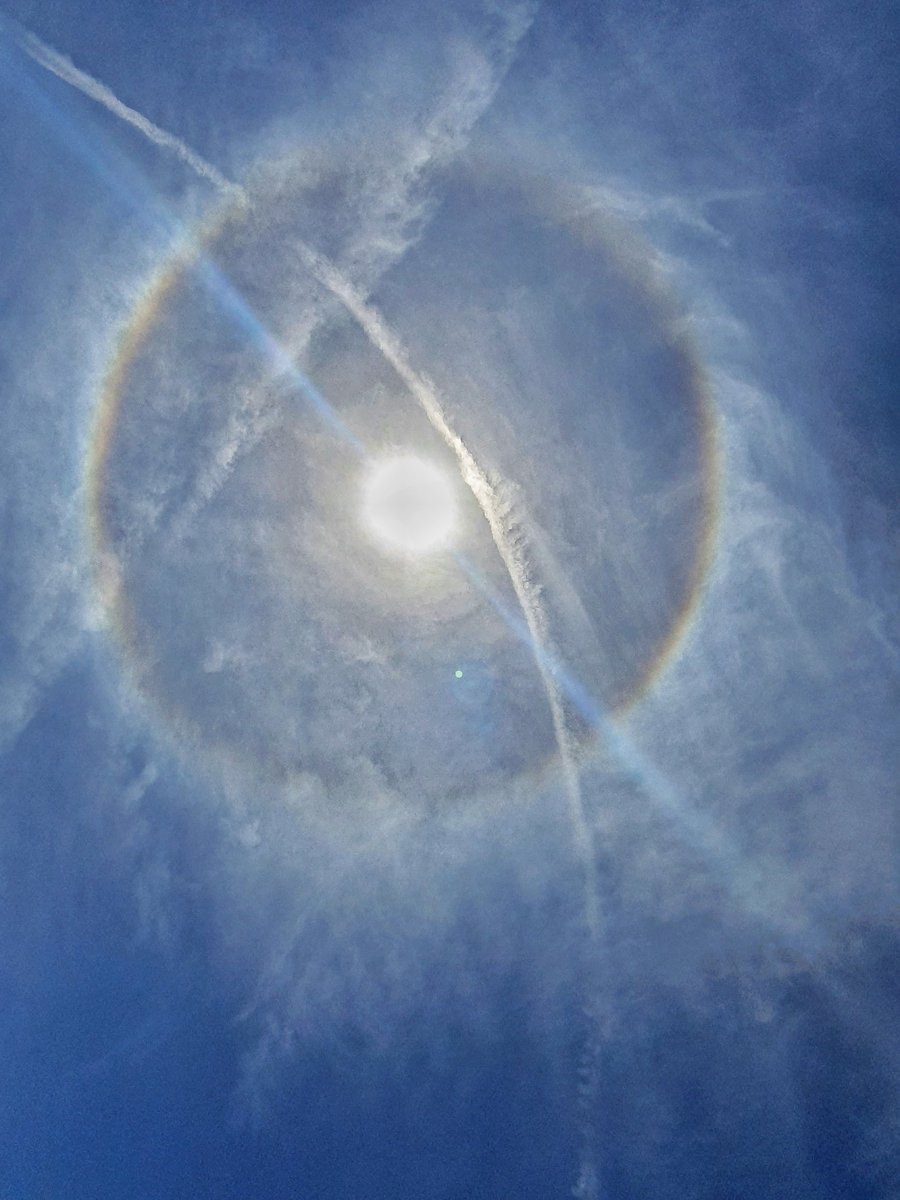 DANYELOSO's tweet photo. @ClimaYucatan Halo solar en Cancun Horas antes de la llegada del frente frío #Zak https://t.co/ES0CZGCG7M