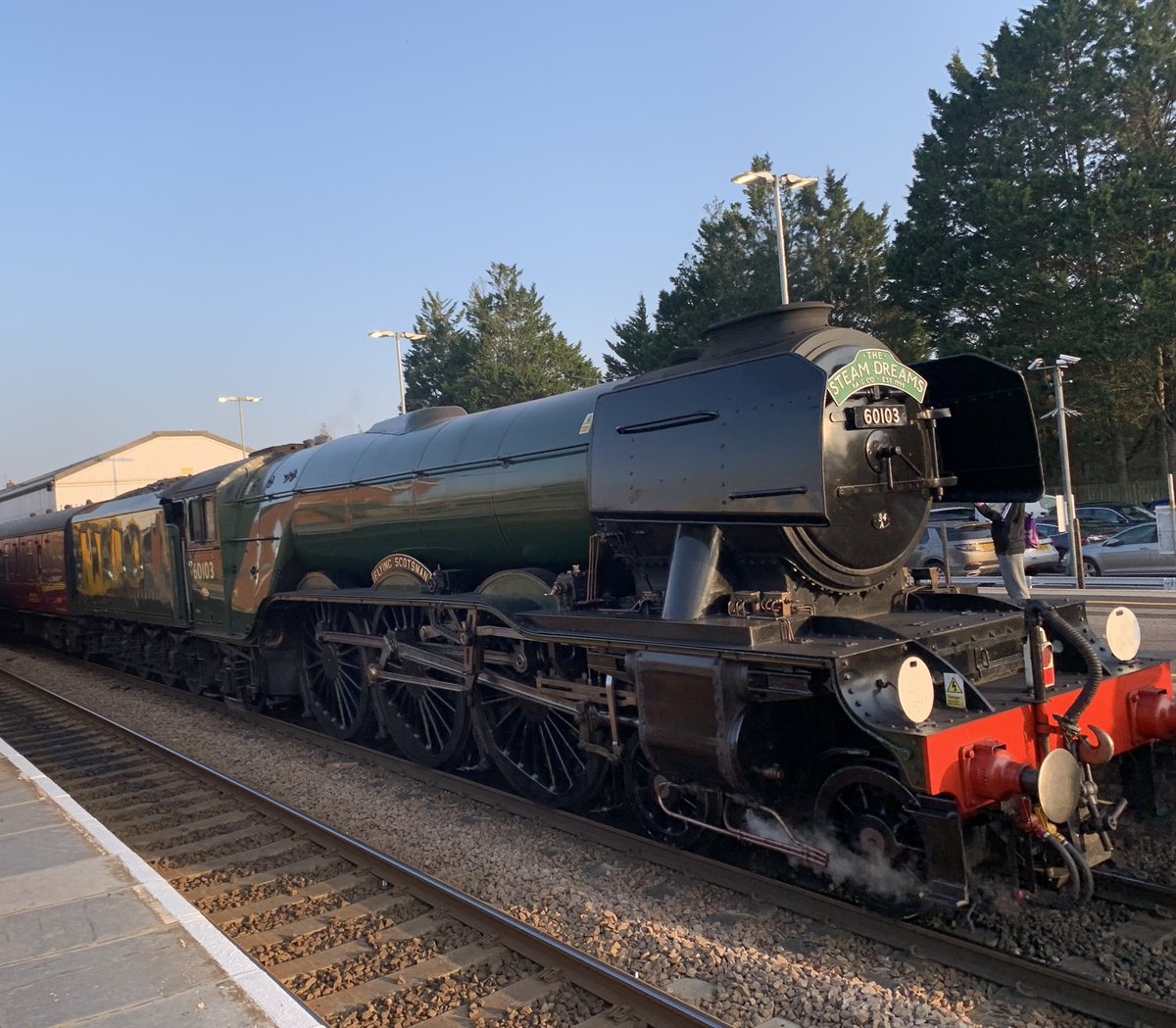 Rarely do you thank <a href="/SW_Help/">SWR Help</a> for terminating your train 2/3 of the way home due to COVID crew issues but tonight it meant seeing this magnificent engine at #Salisbury #railways #rail #FlyingScotsman