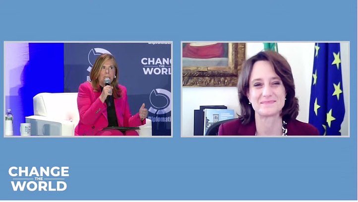 Un confronto molto interessante sulla Costituzione e le donne, sull’Ucraina e sul rischio di tratta dei minori questo pomeriggio con <a href="/MariaLatella/">Maria Latella</a> insieme ai liceali ed universitari pronti per varcare le porte del Palazzo dell'Onu.