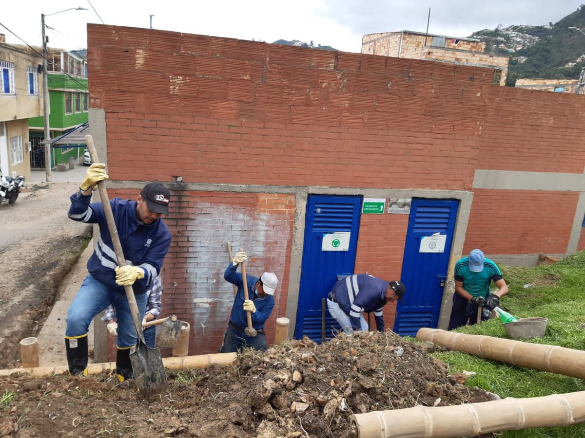 UsmeAlcaldia's tweet photo. #NuestraLabor ✅ La Oficina de Gestión del Riesgo y auxiliares de maquinaria realizaron obra de mitigación del riesgo en el Parque Vecinal La Reforma que permite retomar el acceso a varias de las instalaciones del Centro de Atención Prioritaria en Salud del sector 💪 https://t.co/AP8xUxcxa0