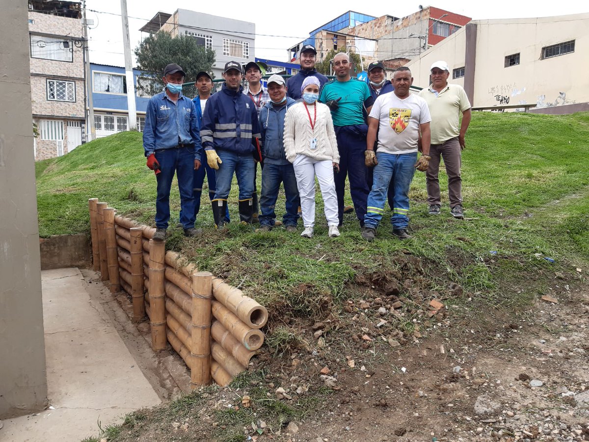 UsmeAlcaldia's tweet photo. #NuestraLabor ✅ La Oficina de Gestión del Riesgo y auxiliares de maquinaria realizaron obra de mitigación del riesgo en el Parque Vecinal La Reforma que permite retomar el acceso a varias de las instalaciones del Centro de Atención Prioritaria en Salud del sector 💪 https://t.co/AP8xUxcxa0