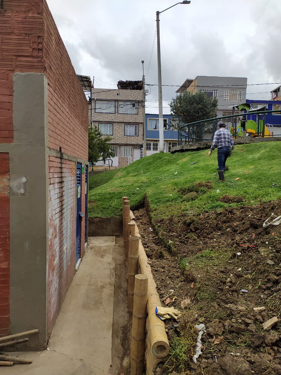 UsmeAlcaldia's tweet photo. #NuestraLabor ✅ La Oficina de Gestión del Riesgo y auxiliares de maquinaria realizaron obra de mitigación del riesgo en el Parque Vecinal La Reforma que permite retomar el acceso a varias de las instalaciones del Centro de Atención Prioritaria en Salud del sector 💪 https://t.co/AP8xUxcxa0