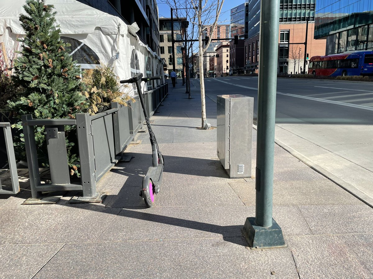 denver_streets's tweet photo. Hey everyone… welcome to the 16th Street Mall, Denver’s most prominent walkable street where pedestrians are prioritized! #stupiddesign #whoapprovedthis #embarrassing https://t.co/e8jjYBO4Eu