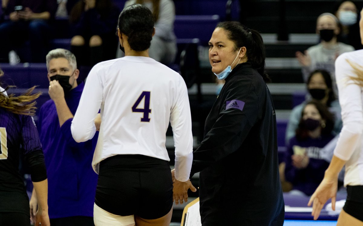 UWVolleyball's tweet photo. The one constant through 2⃣0⃣ straight NCAA Championship bids and 7⃣ Pac-12 🏆

𝑳𝑬𝑺𝑳𝑰𝑬 𝑮𝑨𝑩𝑹𝑰𝑬𝑳
2005 National 🏆 and 🖐️ Final Fours
5⃣9⃣8⃣ wins as a player &amp; coach
5⃣1⃣ All-Americans
3⃣ Olympians: Courtney Thompson &amp; Tama Miyashiro 🇺🇸 Janine Sandell 🇬🇧

#PointHuskies https://t.co/KNC7CFcqw7