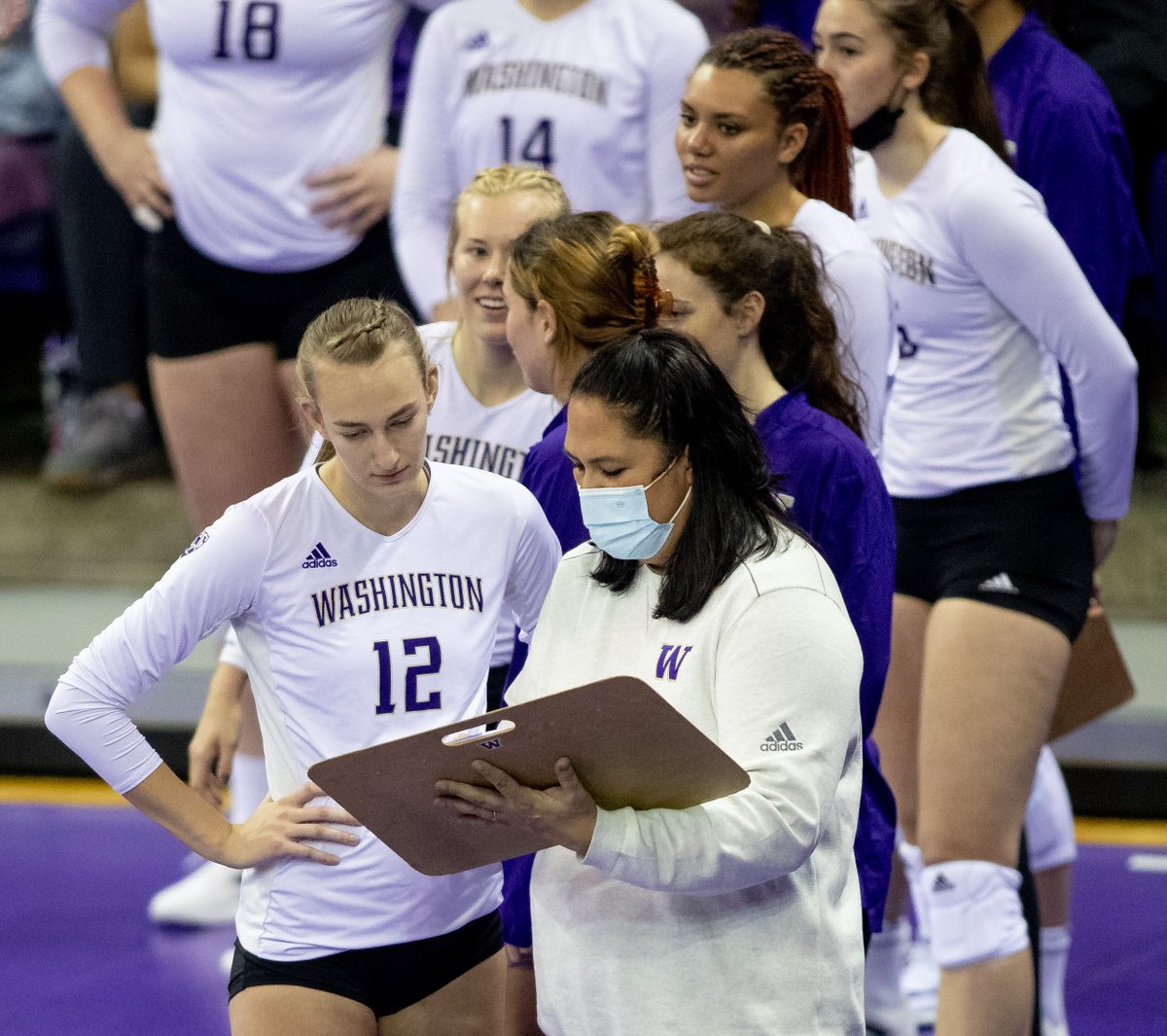 UWVolleyball's tweet photo. The one constant through 2⃣0⃣ straight NCAA Championship bids and 7⃣ Pac-12 🏆

𝑳𝑬𝑺𝑳𝑰𝑬 𝑮𝑨𝑩𝑹𝑰𝑬𝑳
2005 National 🏆 and 🖐️ Final Fours
5⃣9⃣8⃣ wins as a player &amp; coach
5⃣1⃣ All-Americans
3⃣ Olympians: Courtney Thompson &amp; Tama Miyashiro 🇺🇸 Janine Sandell 🇬🇧

#PointHuskies https://t.co/KNC7CFcqw7