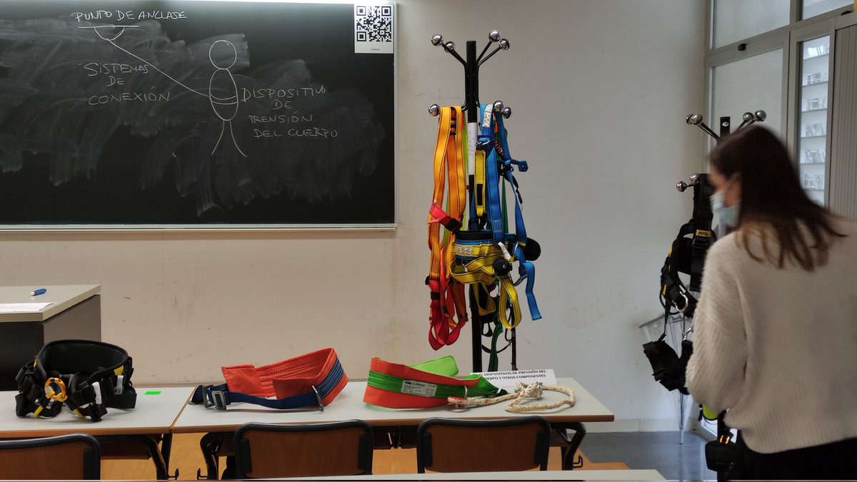 LuciaBlancoEpsa's tweet photo. Ayer tuvimos clase de #EPI contra caídas en #PRLE de @arq_tec_ua @EPSAlicante @UA_Universitat #formación #PRL https://t.co/WyCFzBws9f