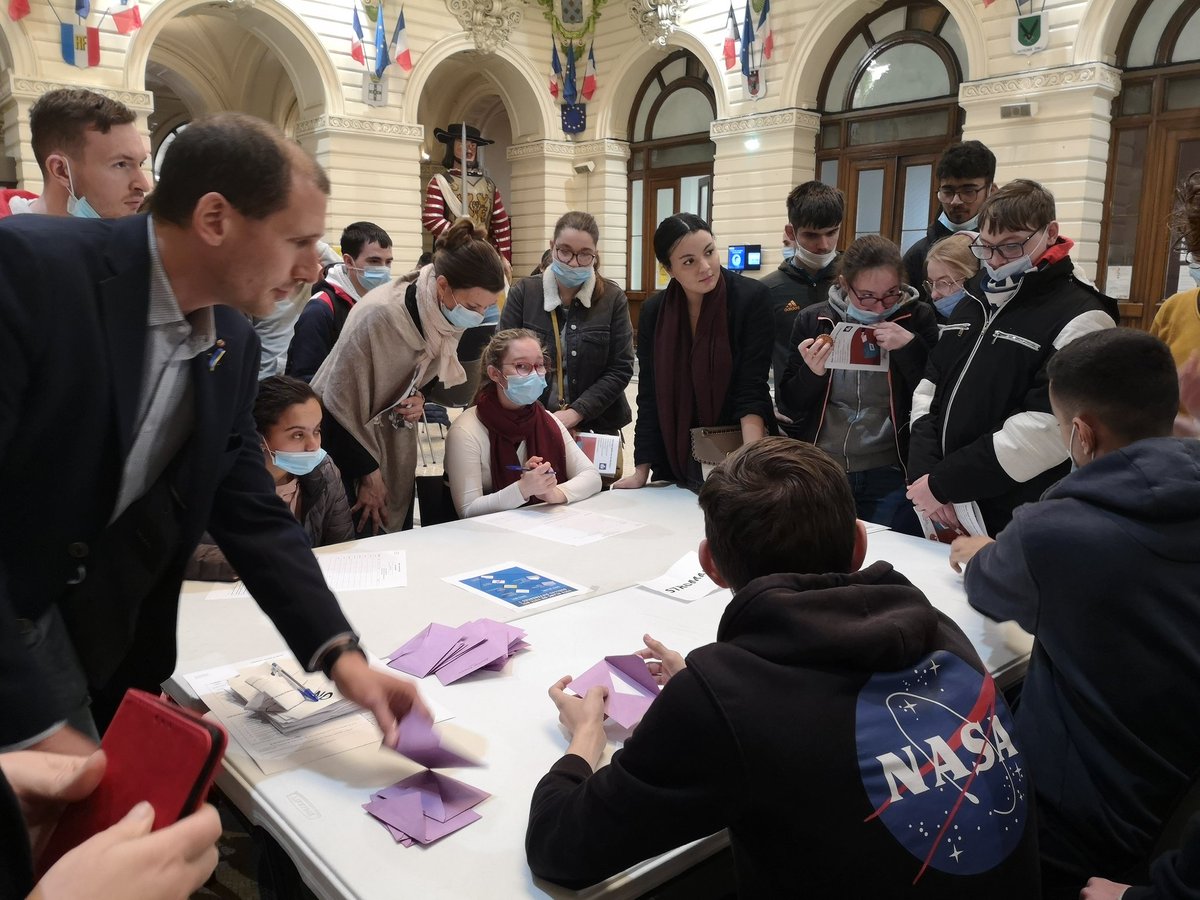 PeggyLD's tweet photo. Simulation au vote pour les personnes en situation de handicap intellectuel. Une belle collaboration @TourcoingVille / @CreaiHdf avec la participation de nombreux partenaires. 129 primo votants ont aujourd'hui bénéficié de ces ateliers. #citoyen #handicap #presidentielles2022 https://t.co/N4hCFPw7wl