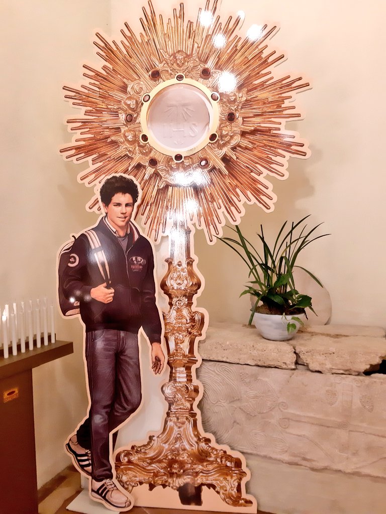 migasocial's tweet photo. "La felicidad es mirar a Dios. La tristeza es mirarte a ti mismo" Carlo Acutis #citasconmiga ¡Qué suerte rezar en #Asís ante el Beato Carlo Acutis! Fallecido con 15 añitos de leucemia,  conocido como #ciberapostol de la #Eucaristía 
https://t.co/hLe38dsjl8
https://t.co/3PTtpMnznD https://t.co/n5RL9jfJAV