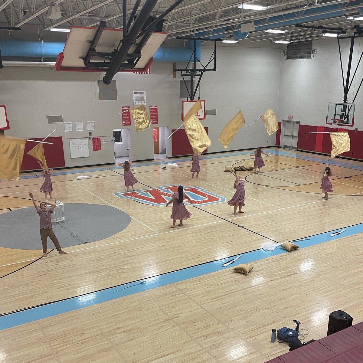 JessCoArts's tweet photo. ul community performance by the East Jessamine Winterguard this evening! https://t.co/DjadZSLbEz