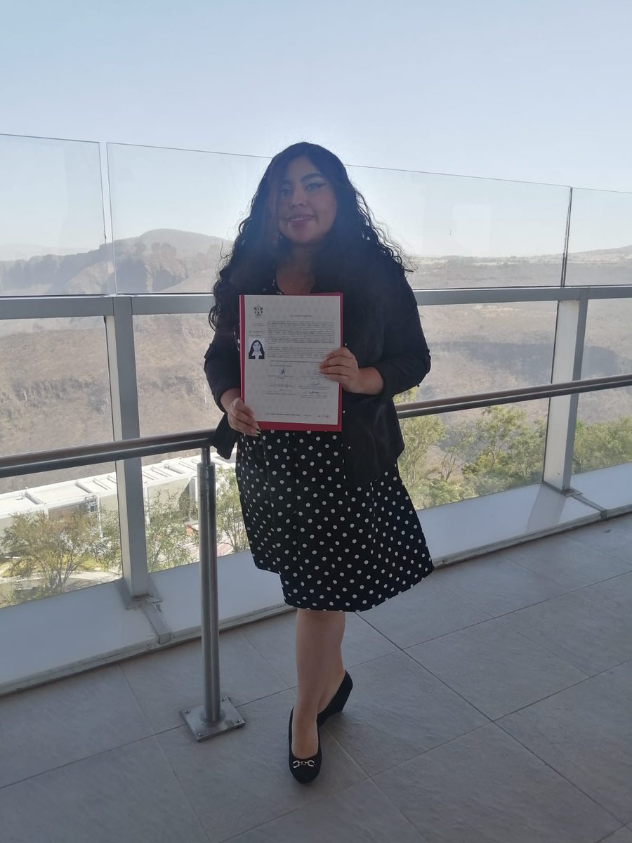 soyaribooks's tweet photo. Ahora sí ya me pueden decir "Ealaaa mi licenciada, ya no llore" 😂😂😂 https://t.co/kSrwWQIRGv