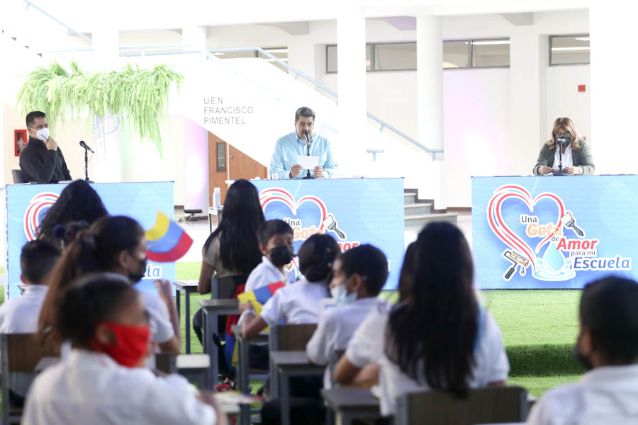 Presidente <a href="/NicolasMaduro/">Nicolás Maduro</a> informó que se logró subir adecuadamente y de manera significativa todas las tablas salariales de los maestros y maestras del país. <a href="/_LaAvanzadora/">Yelitze Santaella</a>
