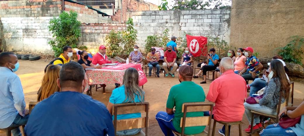 avilaelguerrero's tweet photo. En la humildad de un patio, hoy nos reunimos con las y los jefes de comunidad de la Candelaria en Valencia, para debatir el despliegue casa por casa, que junto a nuestro @PartidoPSUV, haremos a partir del 28 de Marzo en Carabobo. @dcabellor @rafaellacava10 https://t.co/F57GakEk6q