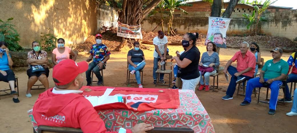 avilaelguerrero's tweet photo. En la humildad de un patio, hoy nos reunimos con las y los jefes de comunidad de la Candelaria en Valencia, para debatir el despliegue casa por casa, que junto a nuestro @PartidoPSUV, haremos a partir del 28 de Marzo en Carabobo. @dcabellor @rafaellacava10 https://t.co/F57GakEk6q