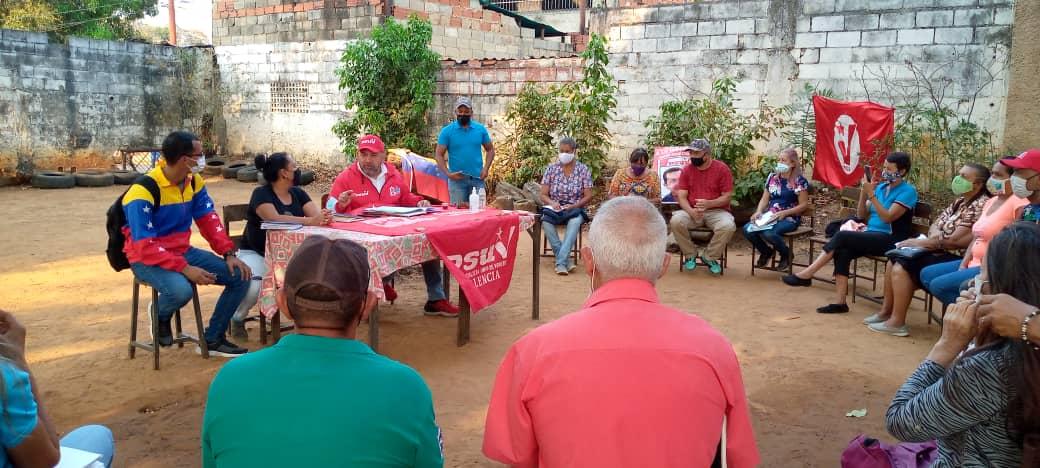 avilaelguerrero's tweet photo. En la humildad de un patio, hoy nos reunimos con las y los jefes de comunidad de la Candelaria en Valencia, para debatir el despliegue casa por casa, que junto a nuestro @PartidoPSUV, haremos a partir del 28 de Marzo en Carabobo. @dcabellor @rafaellacava10 https://t.co/F57GakEk6q