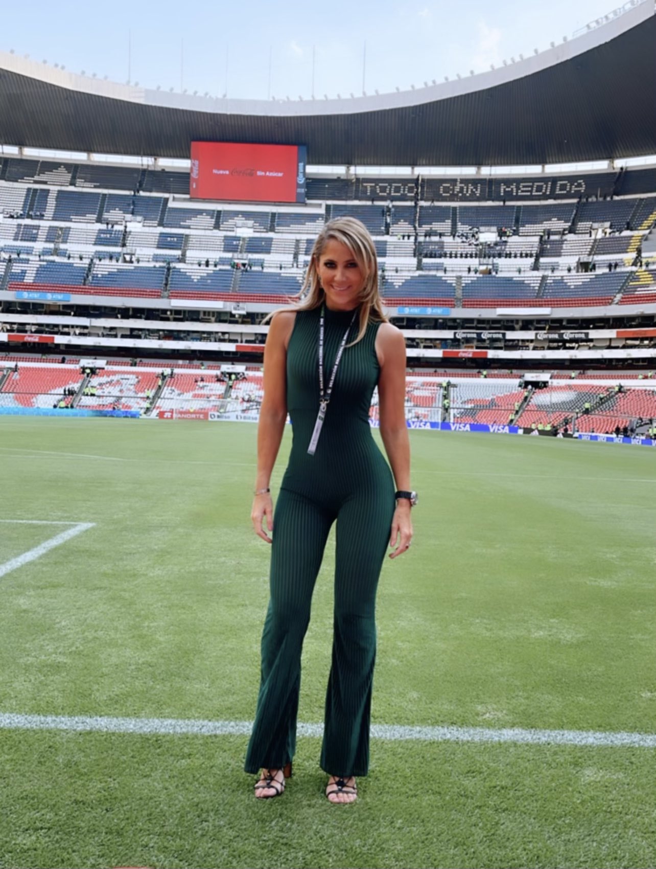 Inés Sainz 🇲🇽 on Twitter: "Lista en el @EstadioAzteca para ver a  @miseleccionmx Vamos con todo!!! @Corona_MX #MexicanosQueBrillan  https://t.co/HMIN6bPFS1" / Twitter
