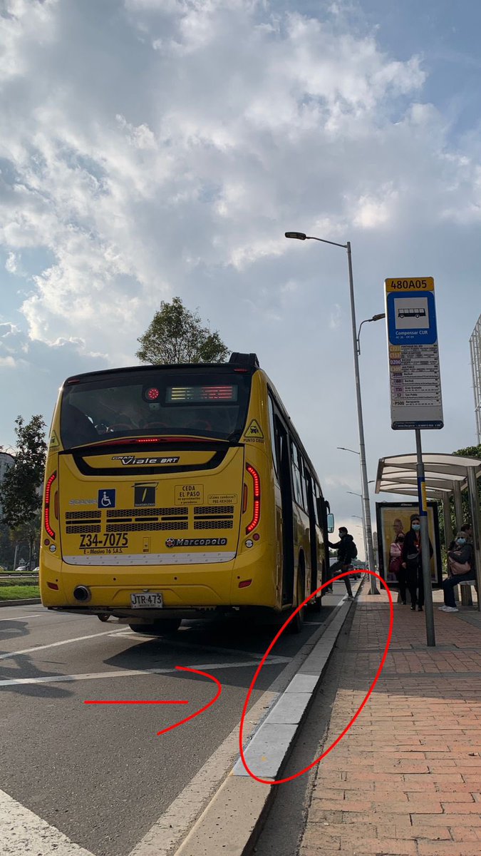 TransMilenio's tweet photo. ¿De qué color es la línea señalada que encuentras en paraderos zonales de nuestro Sistema? #CuidoMiSistema https://t.co/WoKPplsjBI