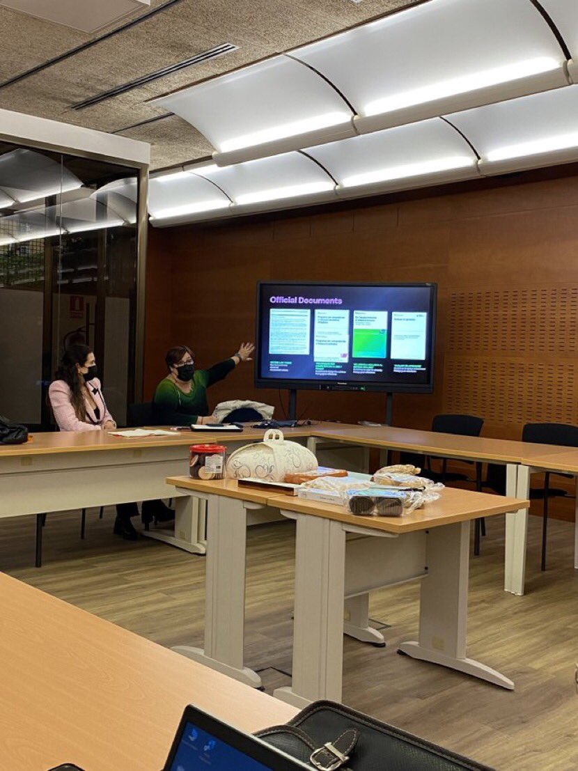 montseirun's tweet photo. Parlem de les #peerobservations que ja s han fet i del nou #curriculum de LLEE. Sessió per compartir compartir aprenentatges amb @TTMethodology18 @educaciocat @martasaless @JMoralCastrillo https://t.co/7yMLeXiKkl