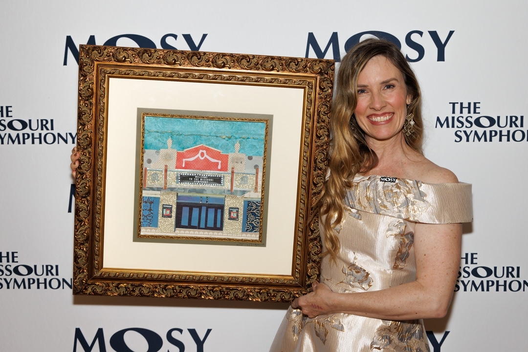 notleyhawkins's tweet image. Jenny McGee displays her artwork donation at the Missouri Symphony's Golden Gala in Columbia, Missouri. Photography by Notley Hawkins #missouri #missourisymphony #mosy #art #artist #artwork #donation #people #event #eventphotography #gala notleyhawkins.com