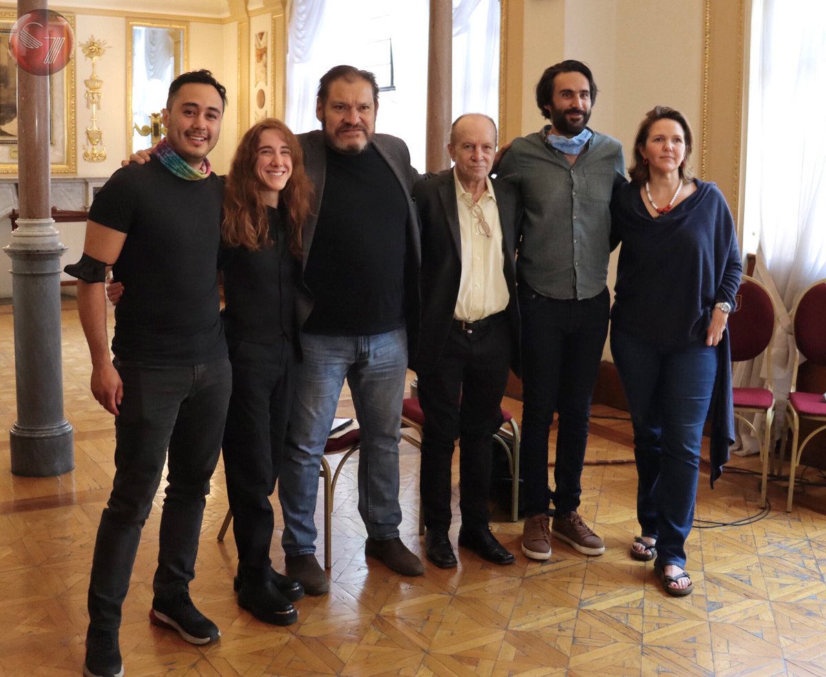 soy_loyolus's tweet photo. Hoy fue la conferencia de prensa de Excepto un pájaro, obra de @ValeriaFabbri6 en el Teatro de la Ciudad Esperanza Iris. Estuvieron los actores Juan Carlos Colombo, @cosio_joaquin, @MicheleAbascal y Daniel Ortiz con @CamillaBrett y @BestJeronimo de @ProsperoMx. 
Detalles 🧵👇🏼 https://t.co/dvrePxNv1G