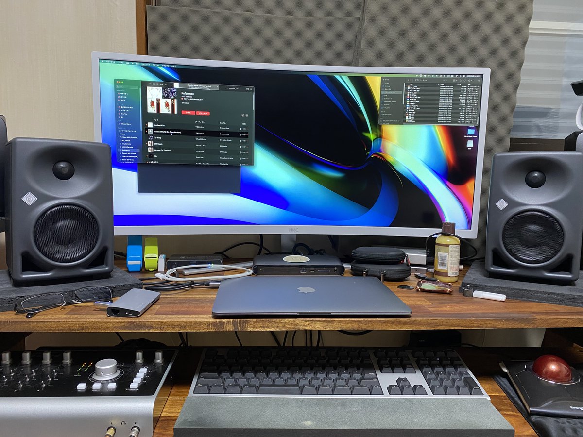 KSE_Sound's tweet photo. 新機材導入！
Neumann KH80 DSP
模様替え中に取り寄せ品が届いた為仮置きですが部屋に合っている印象...!
MA1使っての補正も中々良さそうな印象です。
近々I/Fも新規導入予定なのでそれが手に入り次第本格運用かな！
#KH80 #Neumann https://t.co/z9WrqD4pDj