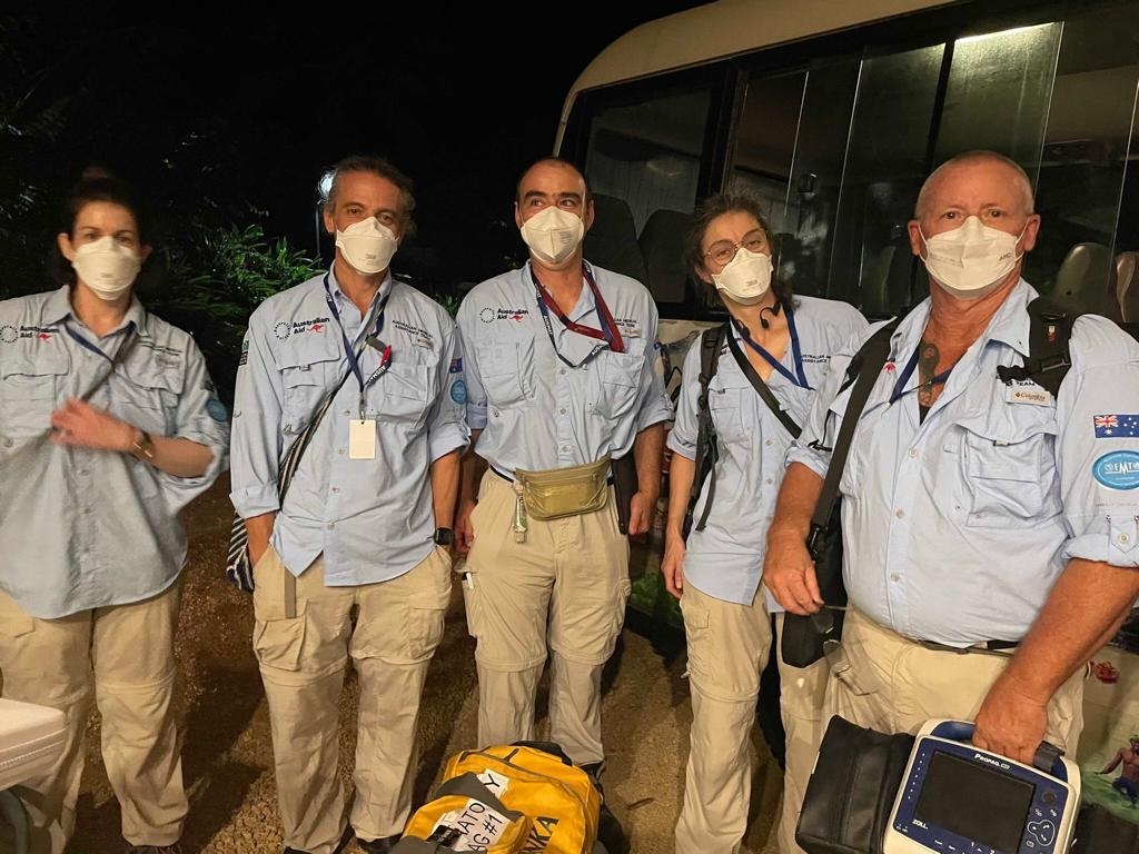 AusHCVanuatu's tweet photo. Welkam lo Vanuatu to the Australian Medical Assistance (#AusMAT) Team and biomedical engineer that arrived from 🇦🇺 this week!
 
They will work with the 🇻🇺 Government and health authorities to support COVID-19 response.
  
#TugetaYumiStanap @MarisePayne  @ZedSeselja  @dfat https://t.co/NfmN7uC6HW