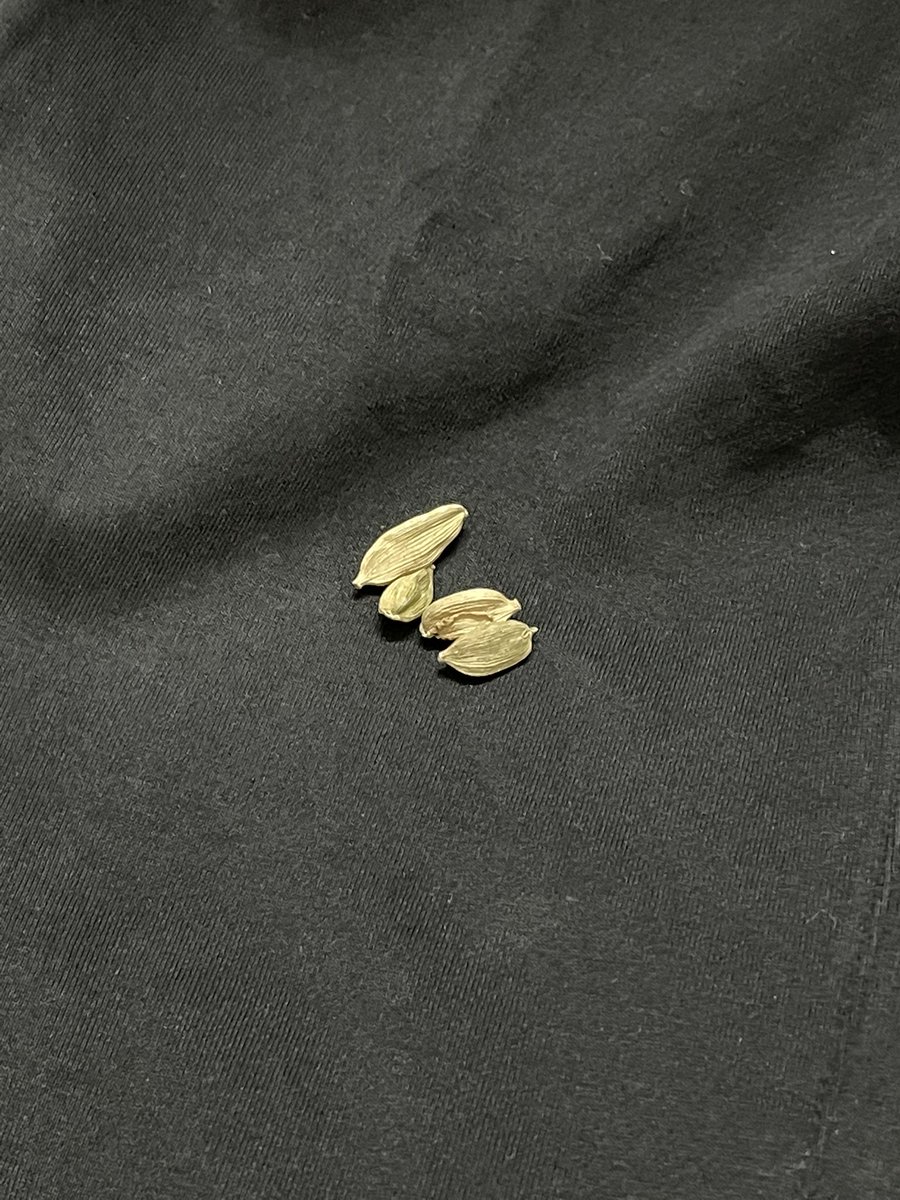 harshvshahi's tweet photo. I ordered online a Puma jacket and a wallet from @AJIOLife and to my surprise found cardamom (Elayachi) in pocket of sealed packed jacket. Moreover found the price on wallet striked out by black ink. How's it possible? Whether the goods sent to me are used one or what? https://t.co/KTsvK3lDHn