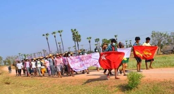 ActivistLittle's tweet photo. Anti-coup revolutionary coalition strike in the Vlgs from Sagaing's Yinmabin Dist as 380th day without a day off. 🪧

#2022Mar25Coup #WhatsHappeningInMyanmar #US_SanctionMOGE #GenocidalMilitary https://t.co/jYqtBWDvIj