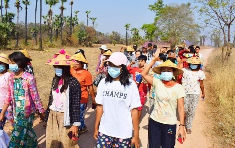 ActivistLittle's tweet photo. Anti-coup revolutionary coalition strike in the Vlgs from Sagaing's Yinmabin Dist as 380th day without a day off. 🪧

#2022Mar25Coup #WhatsHappeningInMyanmar #US_SanctionMOGE #GenocidalMilitary https://t.co/jYqtBWDvIj