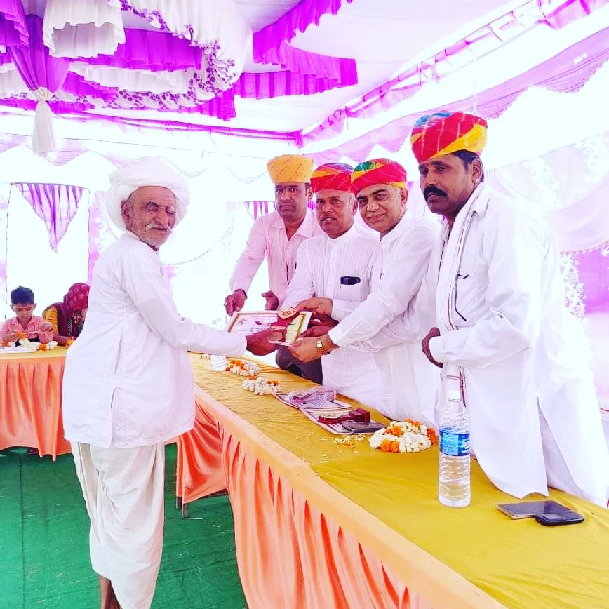 BRPatelJhanwar's tweet photo. आज वि•क्षेत्र लूणी के ग्रामपंचायत बड़लानगर (झंवर)राउप्रावि•कुम्हारियानाड़ा में आयोजित "वार्षिक उत्सव एवं प्रतिभा सम्मान समारोह 2021-22" कार्यक्रम में शिरकत की l
प्रतिभावान छात्राओं को बधाई एवं शुभकामनाएं प्रेक्षित कर उनके उज्जवल भविष्य की मंगलकामना की l #Jhanwar #KumariyaNada https://t.co/vUsbGOwazn
