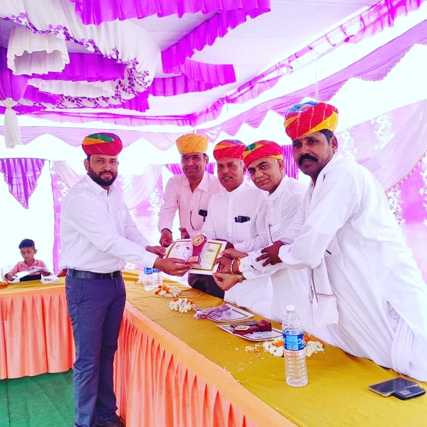 BRPatelJhanwar's tweet photo. आज वि•क्षेत्र लूणी के ग्रामपंचायत बड़लानगर (झंवर)राउप्रावि•कुम्हारियानाड़ा में आयोजित "वार्षिक उत्सव एवं प्रतिभा सम्मान समारोह 2021-22" कार्यक्रम में शिरकत की l
प्रतिभावान छात्राओं को बधाई एवं शुभकामनाएं प्रेक्षित कर उनके उज्जवल भविष्य की मंगलकामना की l #Jhanwar #KumariyaNada https://t.co/vUsbGOwazn