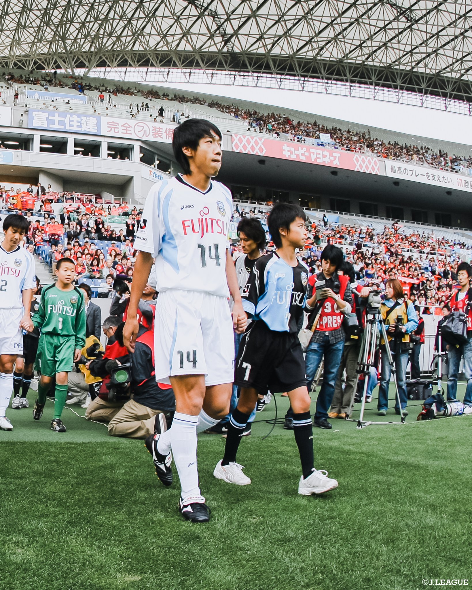 ｊリーグ 日本プロサッカーリーグ 約13年の時を経て 中村憲剛 と手を繋ぐ少年が 日本をカタールw杯に導く立役者となる ｊリーグ には世代を超えたドラマがあります 三笘薫 川崎フロンターレ Daihyo Samuraiblue T Co