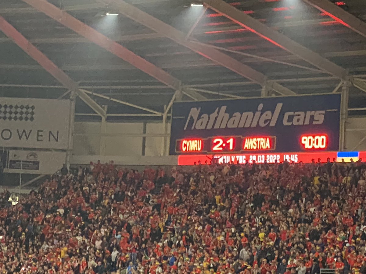 gdixon24's tweet photo. O what a night!!! Still buzzing. What an atmosphere and when it mattered who could doubt Bale would step up!! #Cymru #VivaGarethBale #ymaohyd https://t.co/IeQHShZYgW