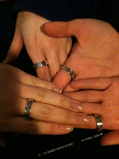 ThrowbacksCL's tweet photo. March 24, 2011: Bom via Me2Day 

['The four of us~~ Got the same couple ring~~ ^^ Right now we’re in the middle of my birthday party~~ Our leader said, let’s be together forever~~ *^^* And she gave us these couple rings with Forever engraved on them as presents~~o(^▽^)o + https://t.co/kBbbpRYBc3