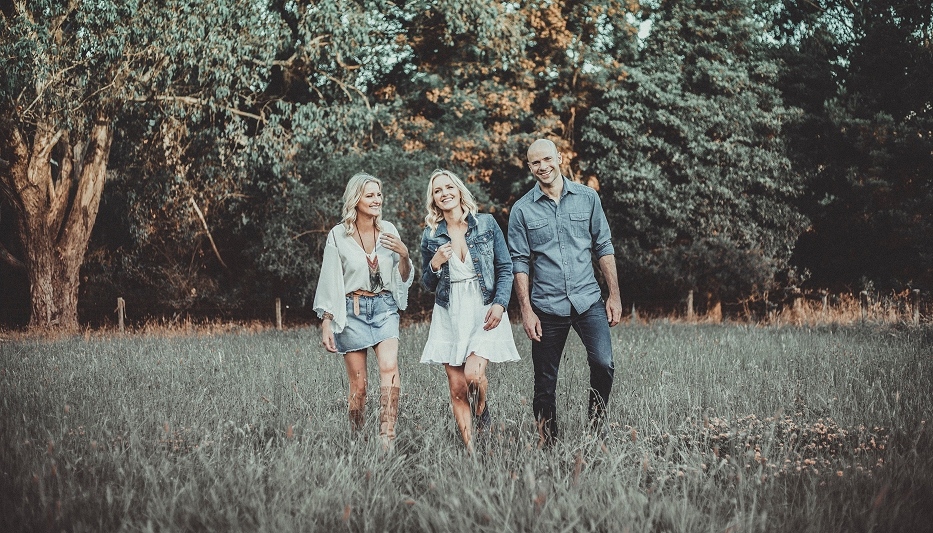 #Hot50Chart <a href="/Wolfe_Brothers/">The Wolfe Brothers</a>, <a href="/kirstyleeakers/">Kirsty Lee Akers</a> &amp; <a href="/McAlister_Kemp/">McAlister Kemp</a> debut. Plus <a href="/amberlawrence/">Amber Lawrence</a>, <a href="/sarahleetemusic/">Sarah Leete</a>, <a href="/thejblundell/">James Blundell</a> &amp; <a href="/MorganWallen/">morgan wallen</a> rise, while <a href="/Jason_Aldean/">Jason Aldean</a>, <a href="/KelseaBallerini/">Kelsea Ballerini</a>, <a href="/JoshSetterfield/">Josh Setterfield</a>, <a href="/IngridAndress/">Ingrid Andress</a> &amp; <a href="/SamHuntMusic/">Sam Hunt</a> return and more! l8r.it/vyqz