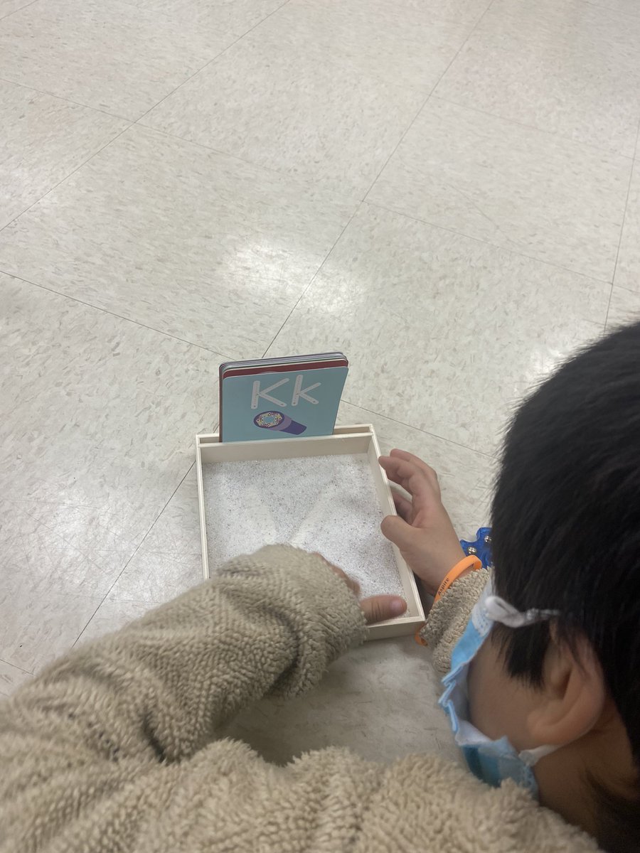 Lauren__Oxford's tweet image. My heart nearly exploded when I noticed these Kindergarteners tracing letters in sand as their indoor recess choice activity 🥰. #SoR #multisensoryinstruction