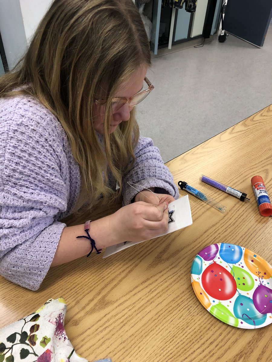 BreanneBeres's tweet photo. @PrideInThePaw 5B started their First Nations beading project today😊Lots of patience and concentrating involved in making our bookmarks😊 https://t.co/TjV6mnYbab