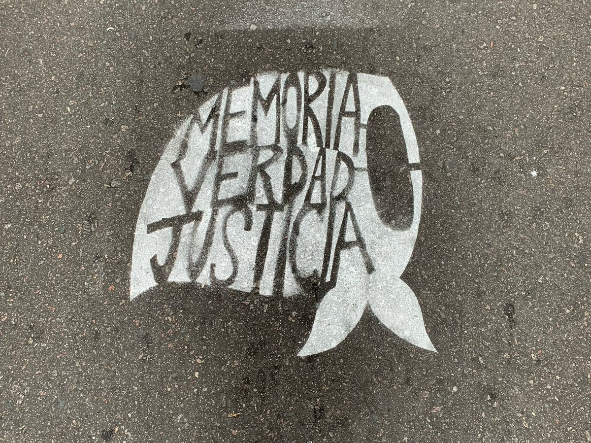 LamasChari's tweet photo. El poder de la plaza, espacio de lucha y memoria colectiva. 🤍
#NuncaMas #MemoriaVerdadJusticia https://t.co/NMcK7Qs71Y