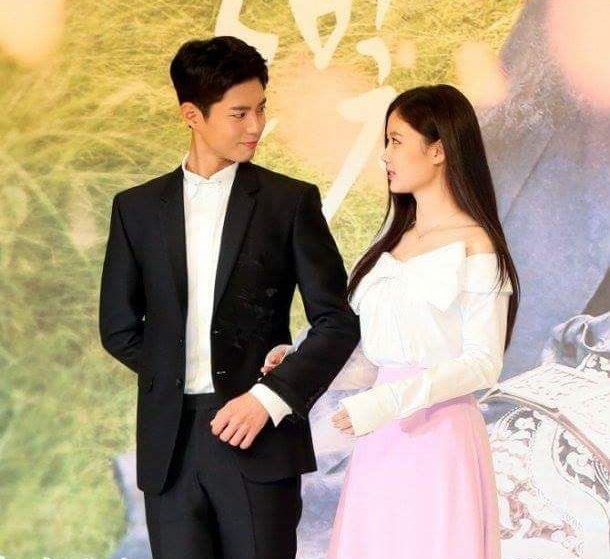 boyoolover101's tweet photo. Have a BOYOOtoful day everyone ❤️❤️❤️
#ParkBoGum #KimYooJung #MoonlightDrawnbyClouds #LoveInTheMoonlight #BoyooCouple #BoyooForever #Boyoo @BOGUMMY https://t.co/hW0O8orQvz