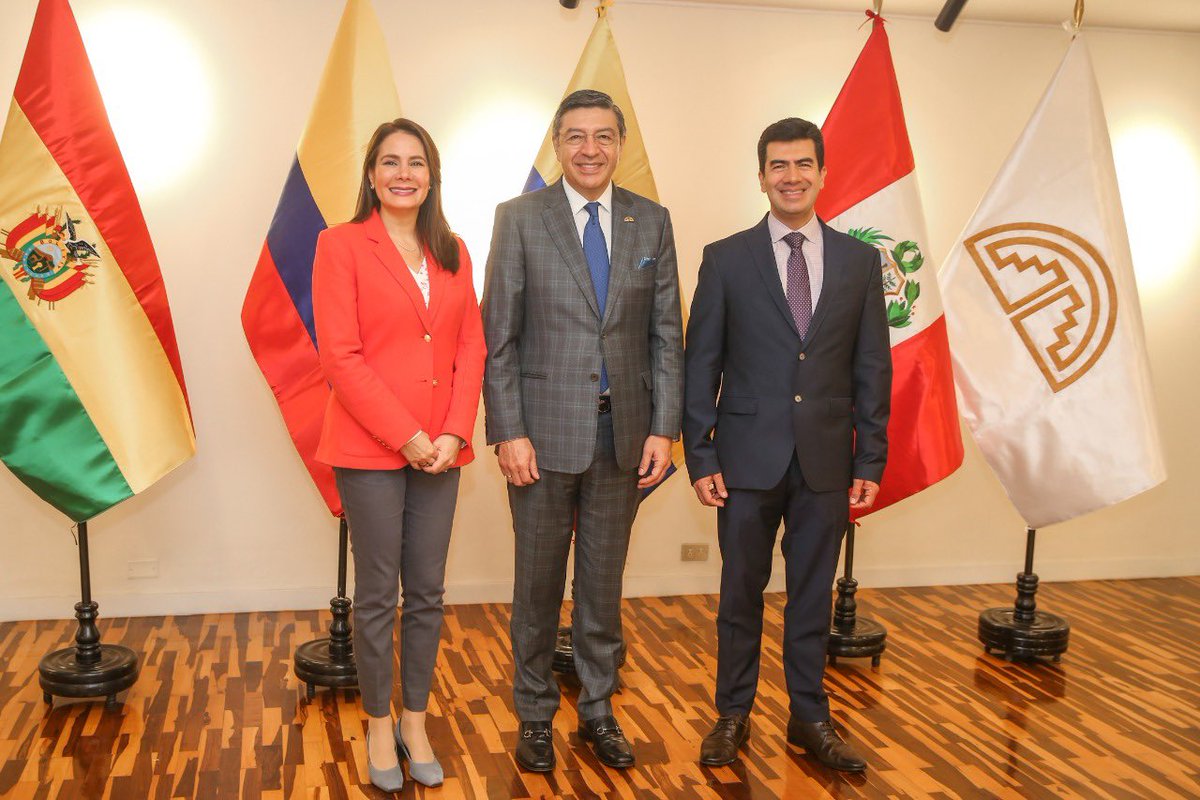 vmaino's tweet photo. La construcción del Ecuador Digital genera reconocimiento regional. En Lima avanzamos en temas de  innovación satelital y mantuve encuentros bilaterales con autoridades de alto nivel como los secretarios de #CAN @JHPedraza y @OEA_CITEL @OscarLeonSuarez. https://t.co/s3f5Sq0mHX