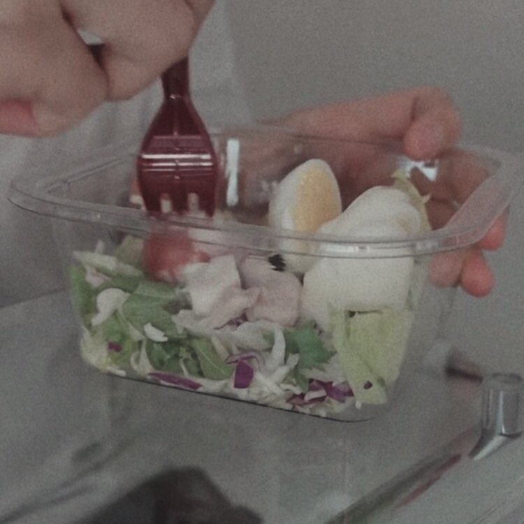 sad_slov's tweet photo. •🥗•решила сесть на диету. у меня нет плана, нет цели, но я чувствую, что именно сейчас я могу это сделать•��• https://t.co/9P7sKcWnH3
