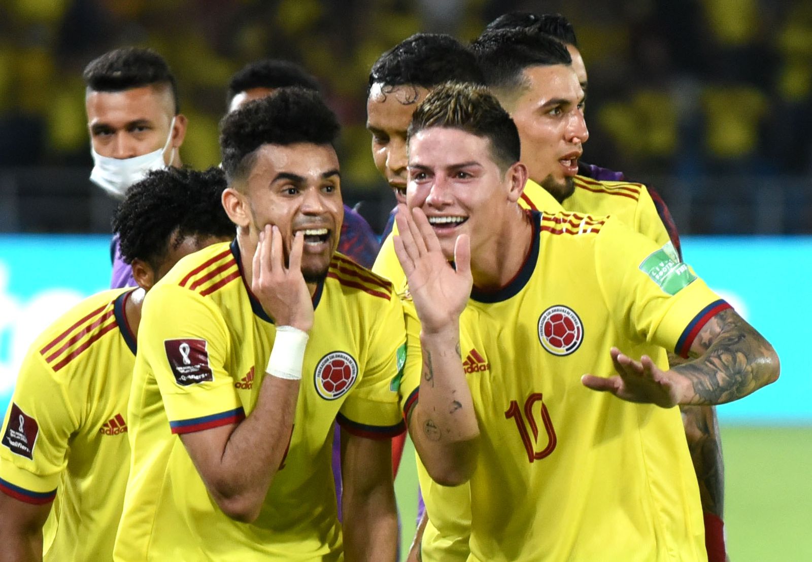 Luis Díaz marca el 1-0 y lo celebra con James Rodríguez.