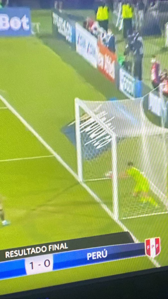 Danimobu13's tweet photo. Increíble lo que acaba de pasarle a Perú, el VAR no revisa un balón que había entrado completamente en la portería de Uruguay. Es insólito lo que acaba de suceder en la eliminatoria sudamericana para el mundial. Muy evidente que el balón entra entero claramente. #UruguayvsPeru https://t.co/n5a4xhDxZ2