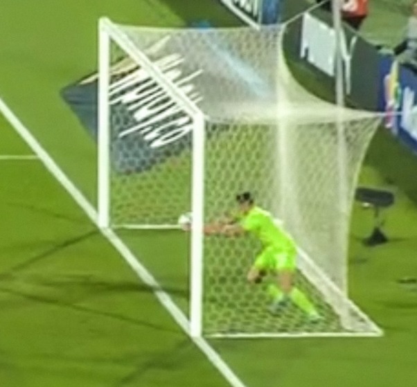 ArdiAdriann's tweet photo. Ahí está #Robo de #UruguayvsPeru  ROBO ROBO ahí está tu Uruguay nos robaron otra vez , el VAR no sirve en Sudamérica no sirve ROBO https://t.co/fEqPckcxQu